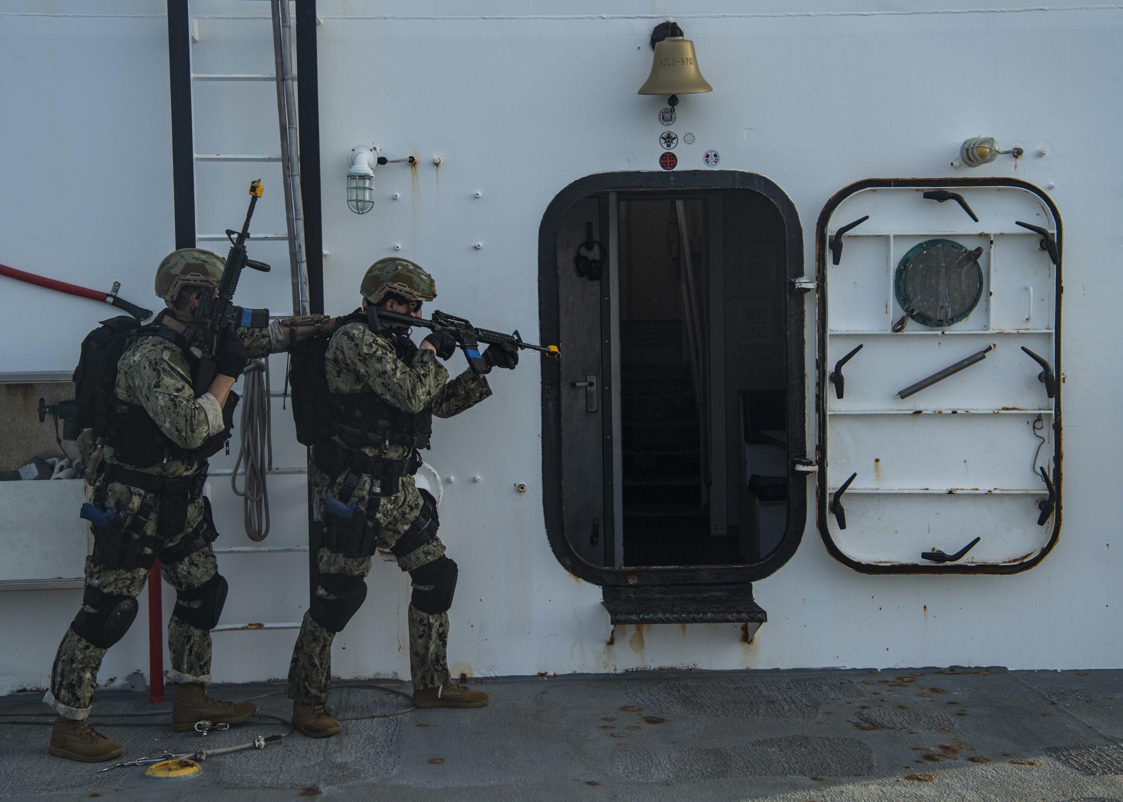 PACIFIC OCEAN (Nov. 9, 2021) Members of the Arleigh Burke-class guided-missile destroyer USS Gridley (DDG 101) visit, board, search and seizure (VBSS) team conduct a tactical sweep of a compartment aboard a foreign vessel during a counter piracy exercise. (U.S. Navy photo by Mass Communication Specialist 2nd Class Colby A. Mothershead/)